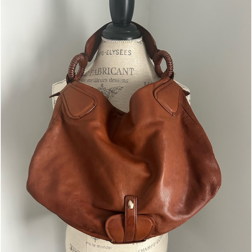 Great looking large shoulder bag.